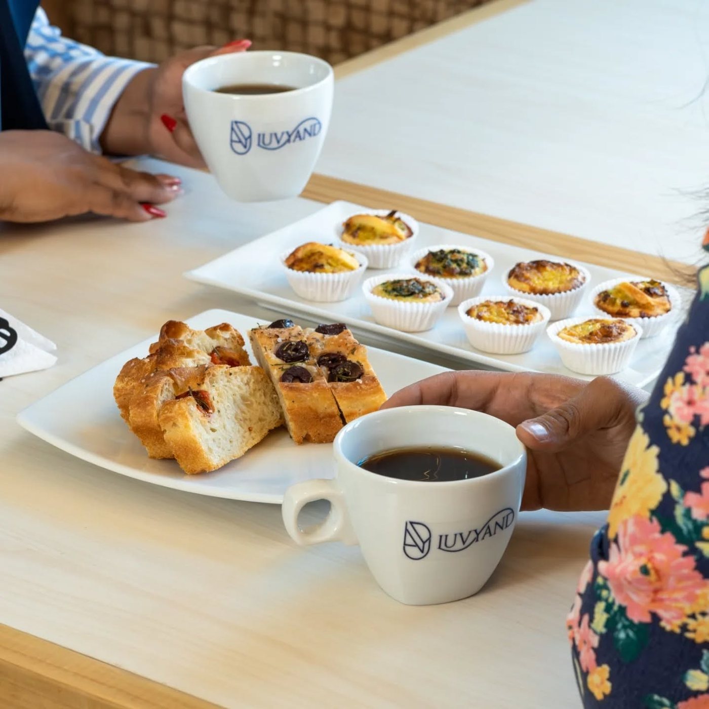 Mesa con café y bocados en Luvyand